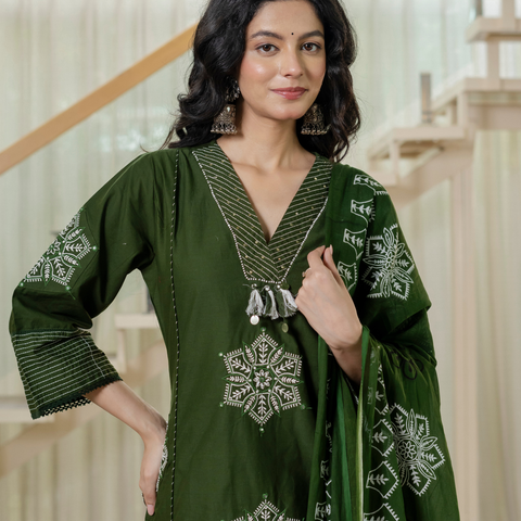 Women green  Floral Printed V-Neck  Pure Cotton embroidered Kurta dupatta set
