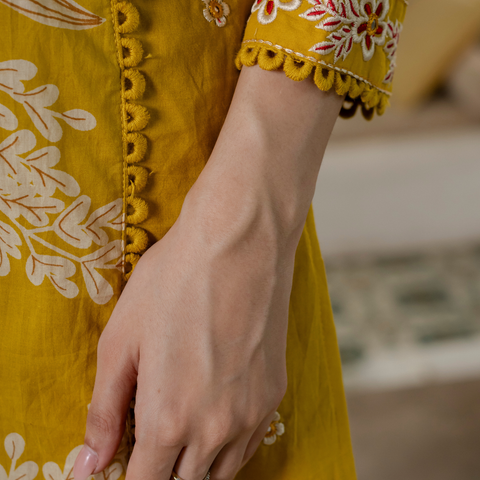 Women  mustard Floral Printed V-Neck  Pure Cotton embroidered Kurta dupatta set