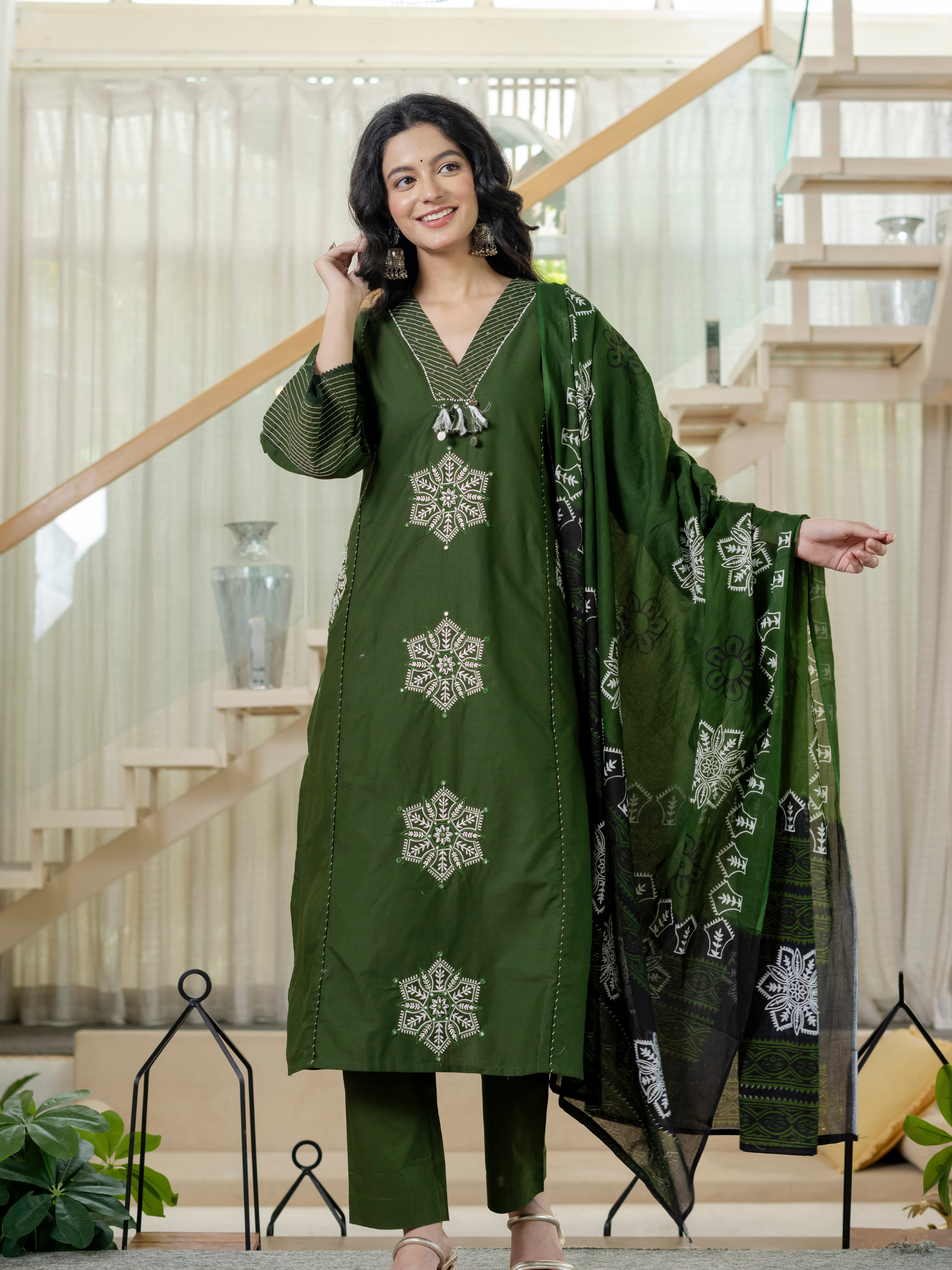 Women green  Floral Printed V-Neck  Pure Cotton embroidered Kurta dupatta set