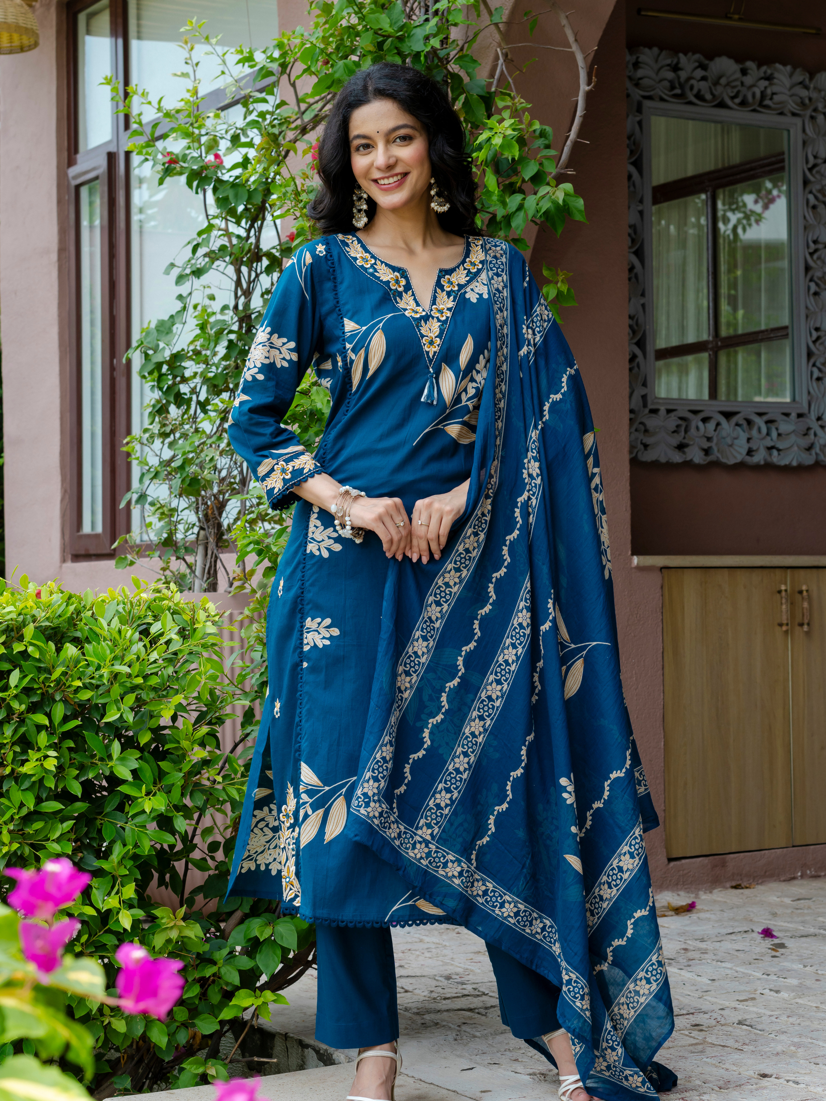 Women  Blue  Floral Printed V-Neck  Pure Cotton embroidered Kurta dupatta set