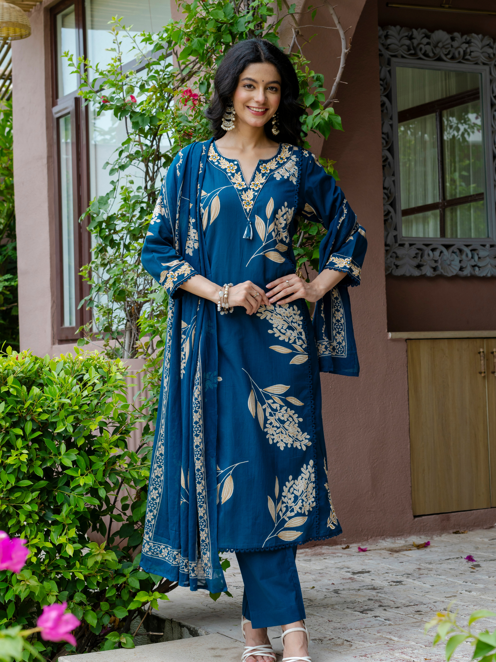 Women  Blue  Floral Printed V-Neck  Pure Cotton embroidered Kurta dupatta set