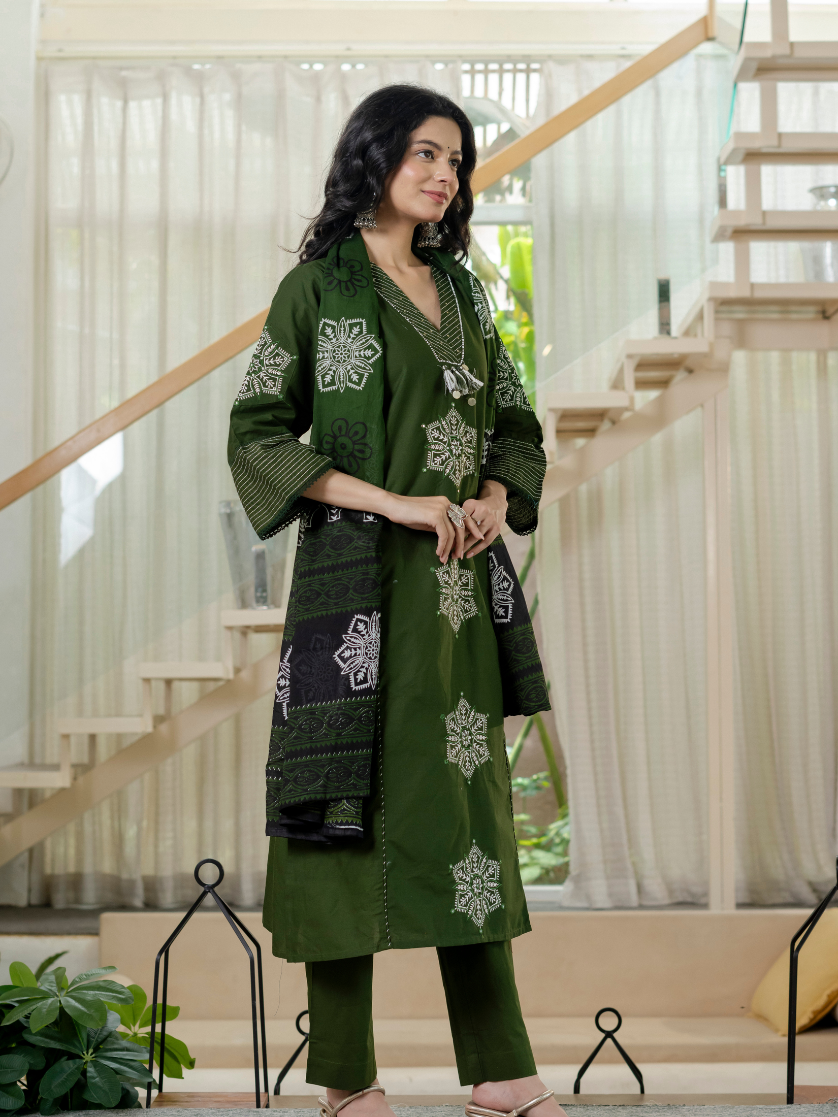 Women green  Floral Printed V-Neck  Pure Cotton embroidered Kurta dupatta set